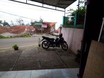 Ruko Strategis Komersil Pinggir Jalan Raya Kabupaten, Cisarua, Bandung Barat.