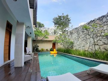 Rumah mewah full furnish dengan kolam renang pribadi di jln Damai