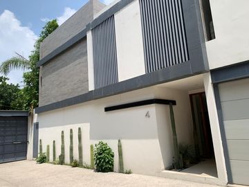 Casa en Privada en Jardines de Delicias, Cuernavaca, Morelos CAEN-976-Cp*