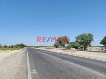 Se pone a la venta un amplio terreno de 2.3677 hectáreas con753,80 ml , ubicado Sector La Legua del distrito Catacaos ,a pocos metros de l carretera p