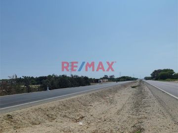 Se pone a la venta un amplio terreno de 2.3677 hectáreas con753,80 ml , ubicado Sector La Legua del distrito Catacaos ,a pocos metros de l carretera p