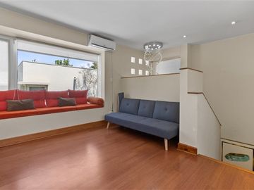 Moderna casa con piscina en exclusivo condominio. La Reina