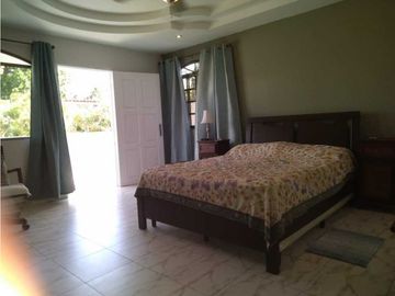 CASA EN EL CANGREJO DE TRES NIVELES 3REC 373M2 RESIDENCIAL DON ARTURO