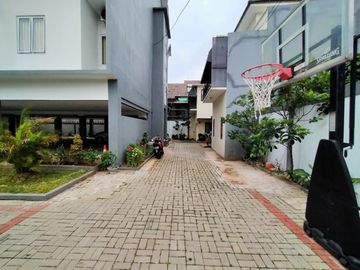 Town House di Pejaten dg Kolam Renang dan Taman & Furnished HSE-A0481