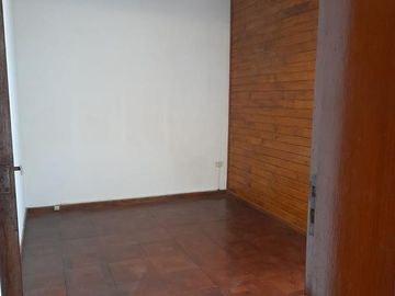 Excelente PH independiente 3 ambientes con terraza, balcón. Impecable.