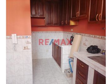 Descripción
Vendo Duplex ubicado en la Urb. Santa Ana, a unas cuadras del Real Plaza y Plaza de la luna, a solo 10 min de la Plaza de Armas y a la Av