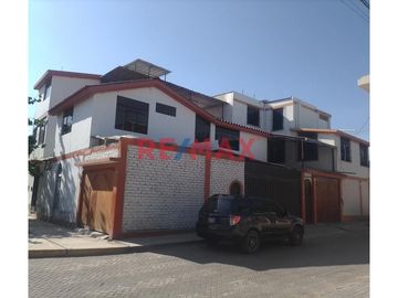 Descripción
Vendo Duplex ubicado en la Urb. Santa Ana, a unas cuadras del Real Plaza y Plaza de la luna, a solo 10 min de la Plaza de Armas y a la Av