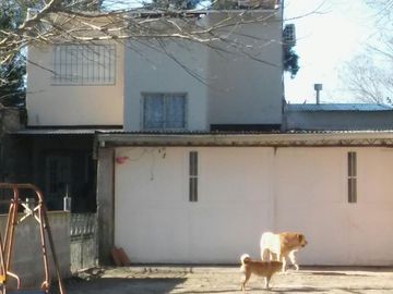 Casa 3 amb. s/lote de 10x41 mas Galpon 70 m2.