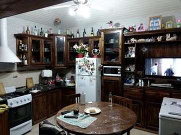 Casa 3 amb. s/lote de 10x41 mas Galpon 70 m2.