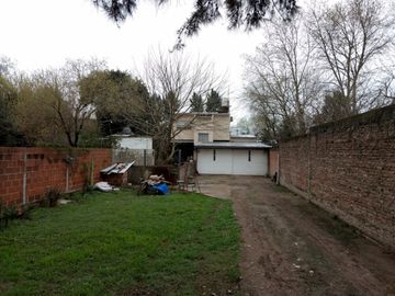 Casa 3 amb. s/lote de 10x41 mas Galpon 70 m2.