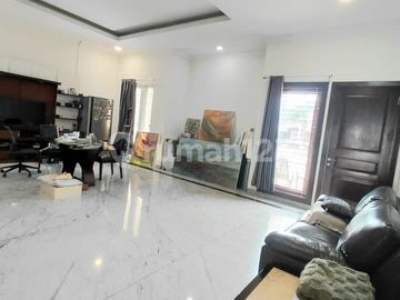Dijual Rumah di Green Garden Boulevard