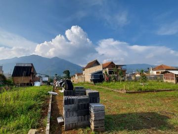 Rumah Villa Dengan Udara Sejuk Dan Air Bersih Yang Berlimpah. Lokasi Strategis Di Cisarua,LEMBANG.
