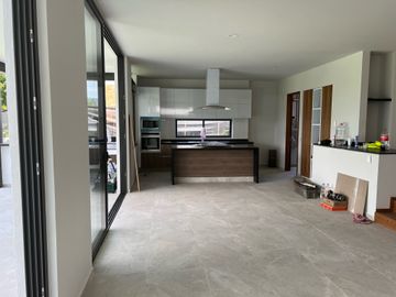 ESTRENE RESIDENCIA COLINDANTE AL CAMPO DE GOLF EN PARAÍSO COUNTRY CLUB