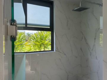 ESTRENE RESIDENCIA COLINDANTE AL CAMPO DE GOLF EN PARAÍSO COUNTRY CLUB