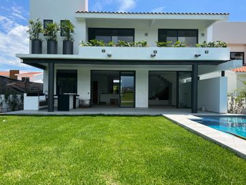 ESTRENE RESIDENCIA COLINDANTE AL CAMPO DE GOLF EN PARAÍSO COUNTRY CLUB