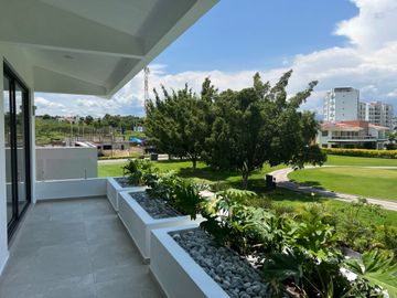ESTRENE RESIDENCIA COLINDANTE AL CAMPO DE GOLF EN PARAÍSO COUNTRY CLUB