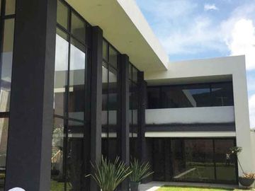 CASA RESIDENCIAL EN VENTA EN EL CLUB Y DENTRO DEL CAMPO DE GOLF TRES MARIAS