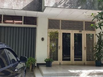 Rumah Pusat Kota Jalan Taman Bungkul Surabaya