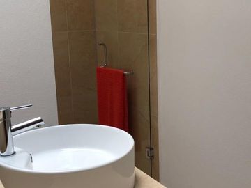 Preciosa Casa Entre El Refugio y Zibatá, 3 Recamaras, Jardín, Alberca, 2.5 Baños