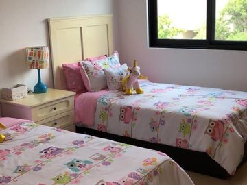Preciosa Casa Entre El Refugio y Zibatá, 3 Recamaras, Jardín, Alberca, 2.5 Baños