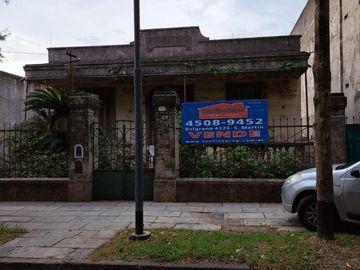 CASA ANTIGUA SOBRE DOS LOTES ZONA(ID)