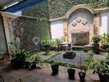 Dijual Rumah Design Semi Klasik di Kebayoran Baru