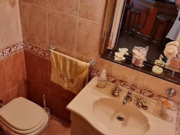 VENTA CASA EN 2 PLANTAS 4 AMBTS GARAGE QUINCHO, LANUS O.