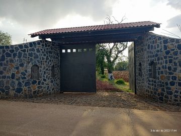 SE VENDE BONITA  finca muy grande y cómoda en los límites de omitlan hgo