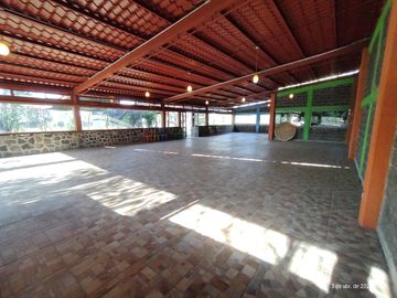 SE VENDE BONITA  finca muy grande y cómoda en los límites de omitlan hgo
