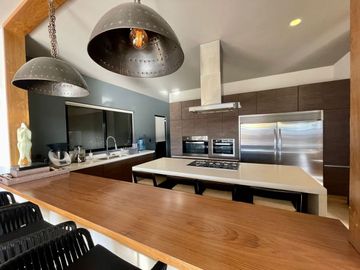 RESIDENCIA EN VENTA CON ALBERCA EN CLÚSTER 777