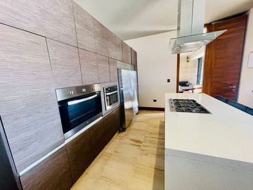 RESIDENCIA EN VENTA CON ALBERCA EN CLÚSTER 777