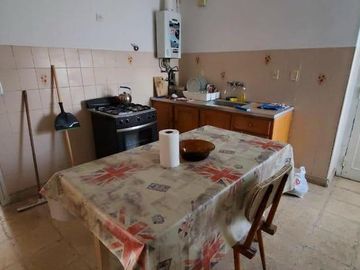CASA AMERICANA DE 4 AMBIENTES SOBRE LOTE DE 220m2 EN FORTUNATO DE LA PLAZA