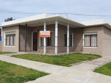 CASA AMERICANA DE 4 AMBIENTES SOBRE LOTE DE 220m2 EN FORTUNATO DE LA PLAZA