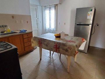 CASA AMERICANA DE 4 AMBIENTES SOBRE LOTE DE 220m2 EN FORTUNATO DE LA PLAZA