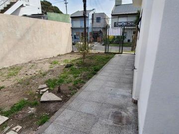 CASA AMERICANA DE 4 AMBIENTES SOBRE LOTE DE 220m2 EN FORTUNATO DE LA PLAZA