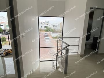 Casa en renta tres recámaras y amplio sótano en Pedregal de Schoenstatt.