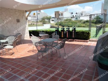 Casa en renta tres recámaras y amplio sótano en Pedregal de Schoenstatt.