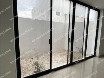 Casa en renta tres recámaras y amplio sótano en Pedregal de Schoenstatt.