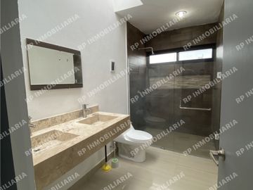 Casa en renta tres recámaras y amplio sótano en Pedregal de Schoenstatt.