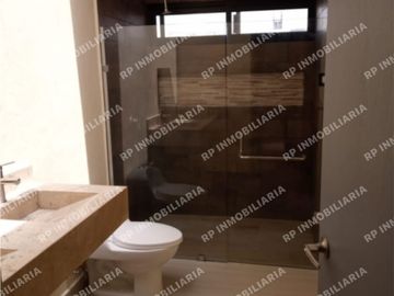 Casa en renta tres recámaras y amplio sótano en Pedregal de Schoenstatt.