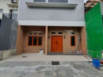 Dijual Rumah Baru 3 Lantai di Pesona asri Tembalang