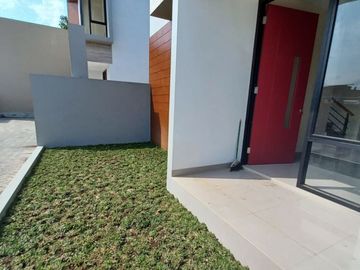 RUMAH SIAP HUNI CANTIK 2 LANTAI DEKAT ALUN-ALUN KIDUL