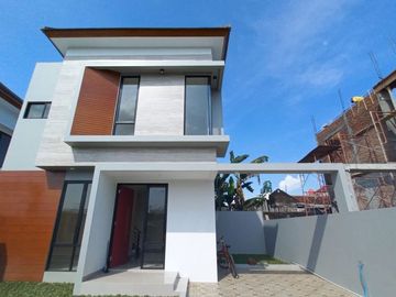 RUMAH SIAP HUNI CANTIK 2 LANTAI DEKAT ALUN-ALUN KIDUL