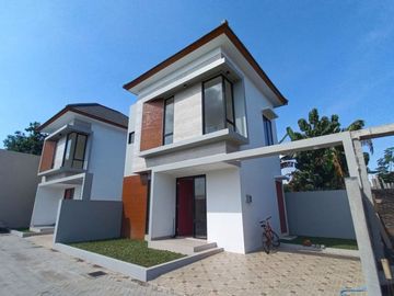 RUMAH SIAP HUNI CANTIK 2 LANTAI DEKAT ALUN-ALUN KIDUL