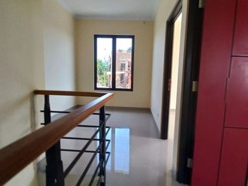 RUMAH SIAP HUNI CANTIK 2 LANTAI DEKAT ALUN-ALUN KIDUL