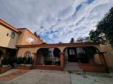 Se vende casa con jardín en San Lucas Xochimanca, Xochimilco, CDMX.
