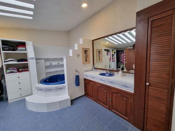 Se vende casa con jardín en San Lucas Xochimanca, Xochimilco, CDMX.