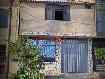 Venta de Casa de 2 pisos en La Esperanza con cochera y terraza.
Ubicado en la calle Méjico (parte alta), a una cuadra de Av. Perú, cerca de complejo