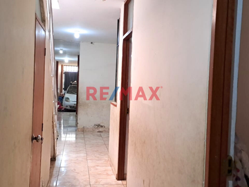 Venta de Casa de 2 pisos en La Esperanza con cochera y terraza.
Ubicado en la calle Méjico (parte alta), a una cuadra de Av. Perú, cerca de complejo