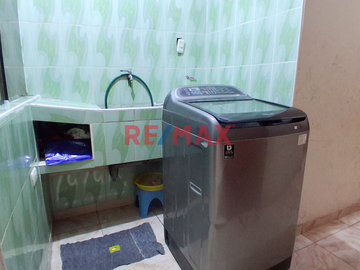 Venta de Casa de 2 pisos en La Esperanza con cochera y terraza.
Ubicado en la calle Méjico (parte alta), a una cuadra de Av. Perú, cerca de complejo
